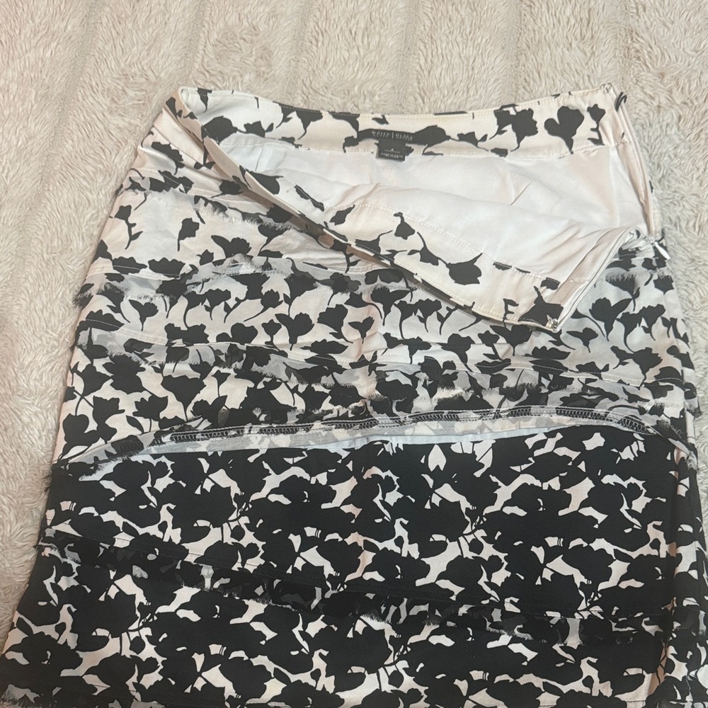 White House Black Market Black and White Patterned Mini Skirt - Picture 4 of 9